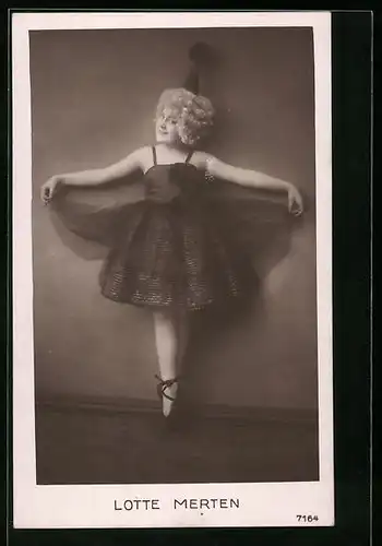 AK Tänzerin Lotte Merten im schwarzen Kleid mit Locken