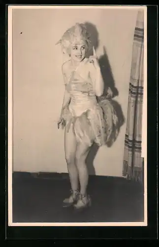 Foto-AK Tänzerin im Tutu zeigt nach oben