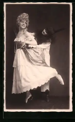 Foto-AK Zwei Frauen bei einem Tanz