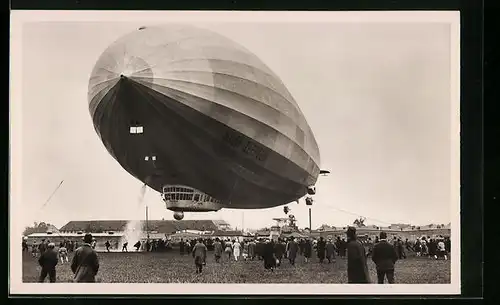 AK LZ 127 Graf Zeppelin bei der Landung