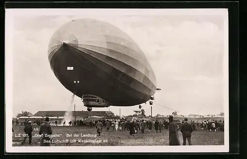 AK LZ 127 Graf Zeppelin bei der Landung, Ablassen von Wasserballast