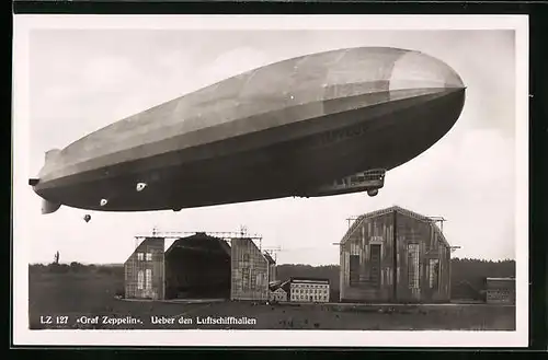 AK Friedrichshafen /Bodensee, Graf Zeppelin LZ127 über den Luftschiffhallen