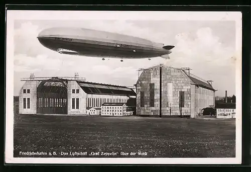 AK Friedrichshafen /Bodensee, Luftschiff Graf Zeppelin über der Werft
