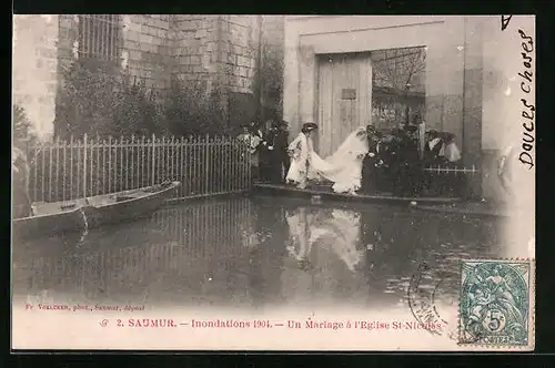 AK Saumur, Inondations 1904, Un Mariage à l`Eglise St-Nicolas