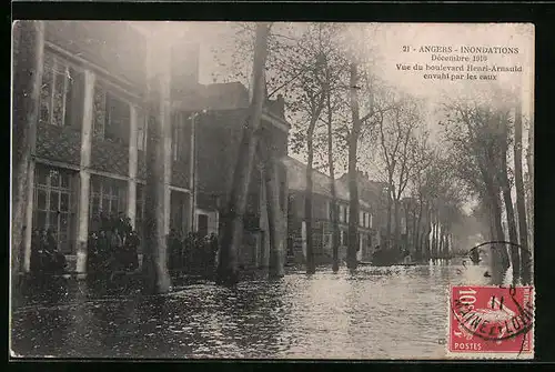 AK Angers, Inondations 1910, Vue du boulevard Henri-Arnauld envahi par les eaux