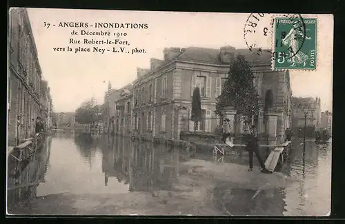 AK Angers, Inondations 1910, Rue Robert-el-Fort vers la place Ney