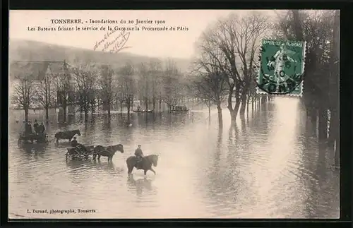 AK Tonnerre, Inondation du 20 Janvier 1910, Les Bateaux faisant le service de la Gare sur la Promenade du Pâtis
