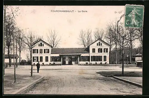 AK Fourchambault, La Gare, Strassenpartie am Bahnhof