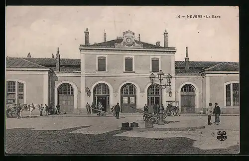 AK Nevers, La Gare, Bahnhof im Sonnenschein