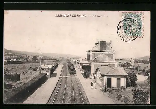 AK Beaumont-le-Roger, La Gare, Bahnhof mit einfahrendem Zug
