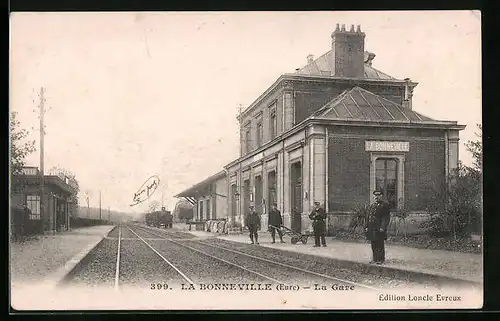 AK La Bonneville, La Gare, Bahnhof, Eisenbahner in Dienstkleidung