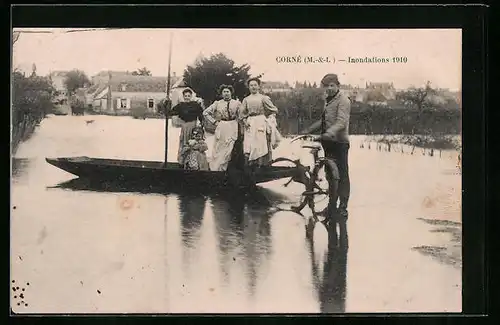 AK Corné, Inondations 1910 - Frauen in Boot und Mann mit Fahrrad im Hochwasser