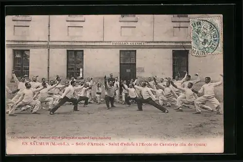 AK Saumur, Salle d`Armes - Salut d`adieu a l`Ecole de Cavalerie (fin de cours)