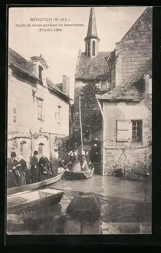 AK Béhuard, Sortie de messe pendant les inondations