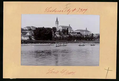 Fotografie Brück & Sohn Meissen, Ansicht Leitmeritz, Blick zum Ort über die Eger mit Kirche und Bischöflicher Residenz