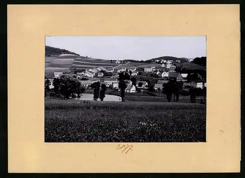 Fotografie Brück & Sohn Meissen, Ansicht Nieder-Einsiedel, Ortspanorama mit Teich und Blick zur Kirche