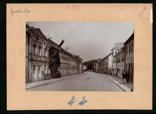 Fotografie Brück & Sohn Meissen, Ansicht Bad Gottleuba, Blick in die Königsstrasse mit Geschäften, Flaggen