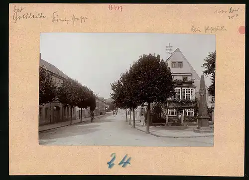 Fotografie Brück & Sohn Meissen, Ansicht Bad Gottleuba, Königstrasse und alte Postsäule udn Massgeschäft G. E. Müller