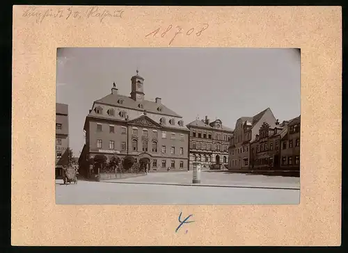 Fotografie Brück & Sohn Meissen, Ansicht Burgstädt i. Sa, Brühl mit dem Rathaus und Litfasssäule, Ratskeller