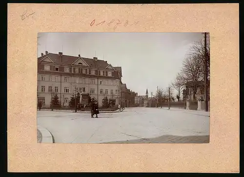 Fotografie Brück & Sohn Meissen, Ansicht Radeberg, Blick in die Dresdnerstr. mit Bismarckdenkmal