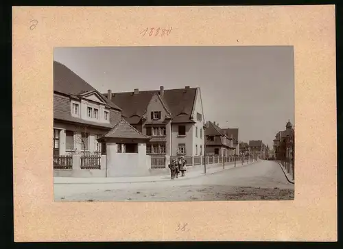 Fotografie Brück & Sohn Meissen, Ansicht Gröba a. d. Elbe, Blick in die Altrockstrasse mit Wohnhäusern