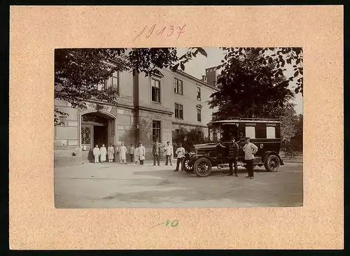 Fotografie Brück & Sohn Meissen, Ansicht Dresden, Soldaten vor dem Garnison-Lazarett (Reserve-Lazarett I)