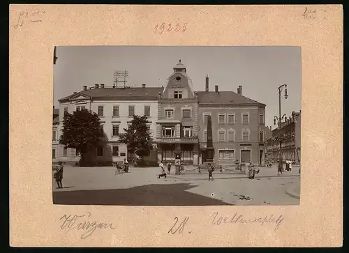 Fotografie Brück & Sohn Meissen, Ansicht Wurzen, Blick auf den Wettiner Platz mit Kriegerdenkmal und Cafe Sonne