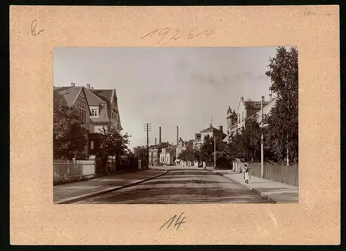 Fotografie Brück & Sohn Meissen, Ansicht Oschatz, Blick in die Bahnhofstrasse mit Wohnhäusern