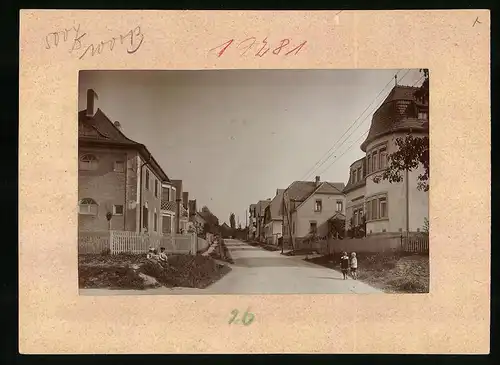 Fotografie Brück & Sohn Meissen, Ansicht Mügeln-Schlagwitz, Strassenpartie mit Wohnhäusern und spielenden Kindern