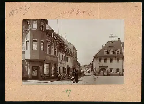 Fotografie Brück & Sohn Meissen, Ansicht Mügeln Bez. Leipzig, Markt mit Hauptstrasse, Stoffgeschäft Gustav Hohle