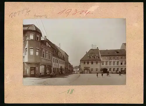 Fotografie Brück & Sohn Meissen, Ansicht Mügeln Bez. Leipzig, Markt mit Hauptstrasse, Hotel zum Hirsche, Stoffgeschäft