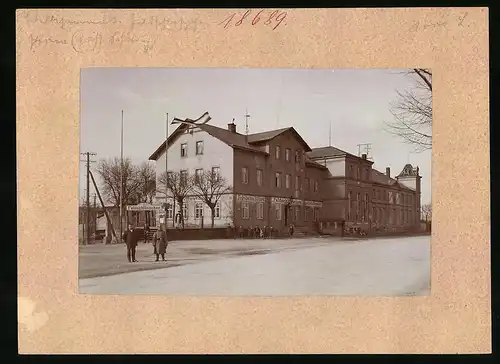 Fotografie Brück & Sohn Meissen, Ansicht Pirna, Strassenpartie am Etablissement Feldschlösschen, Soldat in Uniform