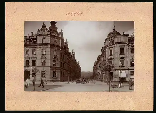 Fotografie Brück & Sohn Meissen, Ansicht Döbeln, Friedrichstrasse mit Restaurant Stadt Metz, Bäcker Voigtländer, Soldaten