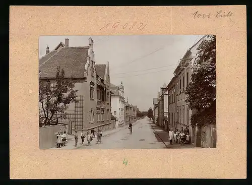 Fotografie Brück & Sohn Meissen, Ansicht Mutzschen, Blick in die Bahnhofstrasse mit Kaiserlichem Postamt, Kinder