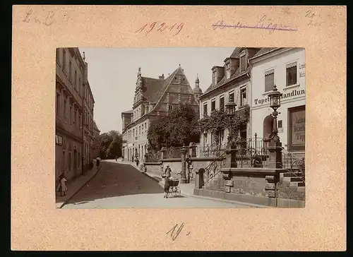 Fotografie Brück & Sohn Meissen, Ansicht Wurzen, Domgasse mit Restaurant Ratskeller, Tapetenhandlung, weiter Geschäfte