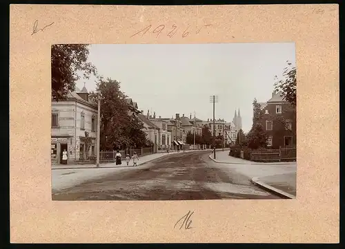 Fotografie Brück & Sohn Meissen, Ansicht Oschatz, Blick in die Bahnhofstrasse mit Geschäft Hermann Guckland