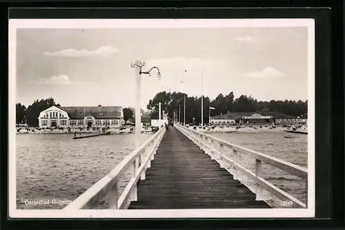 AK Grömitz, Blick von der Seebrücke auf Strand-Halle und Gasthaus Strandquelle