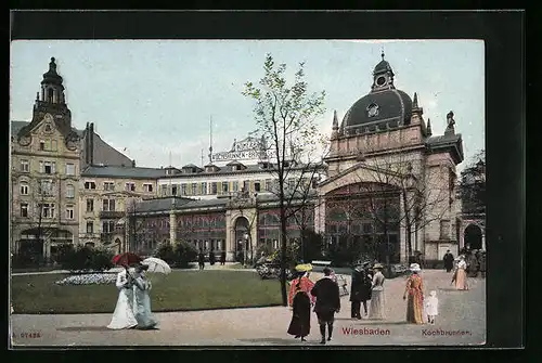 AK Wiesbaden, Spaziergang am Kochbrunnen
