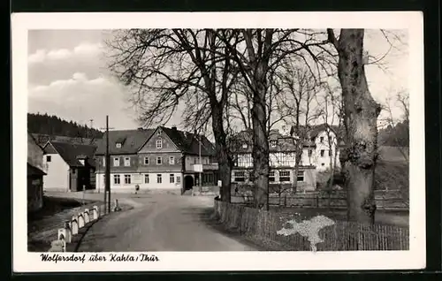 AK Wolfersdorf über Kahla /Thür., Strassenpartie mit Gebäudeansicht