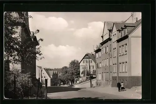 AK Schmölln /Bz. Leipzig, Karl-Marx-Strasse mit Passanten