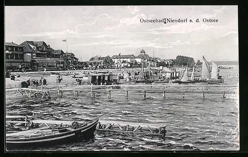 AK Niendorf s. d. Ostsee, Uferpartie mit Booten