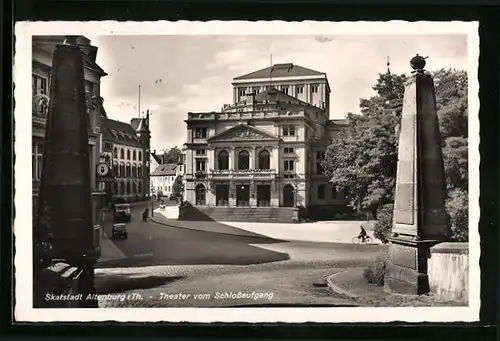 AK Altenburg /Th., Theater vom Schlossaufgang mit Denkmal