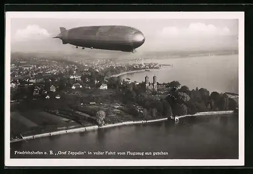 AK Friedrichshafen a. B., Graf Zeppelin LZ127 in voller Fahrt aus dem Flugzeug aus gesehen