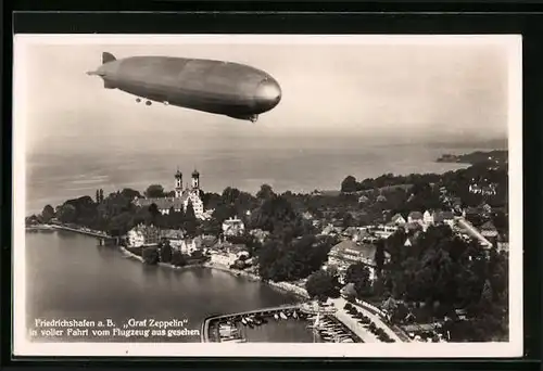 AK Friedrichshafen a. B., Graf Zeppelin LZ127 in voller Fahrt vom Flugzeug aus gesehen