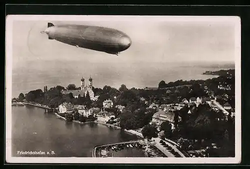 AK Friedrichshafen, Zeppelin überfliegt den Hafen, Bodensee