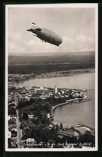 AK Friedrichshafen a. B., Graf Zeppelin über der Ortschaft