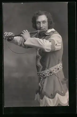 AK Musiker in folkloristischem Kostüm mit Flöte aus Holz an den Lippen