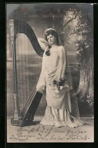 AK Junge Frau mit Harfe vor romantischer Landschaftskulisse
