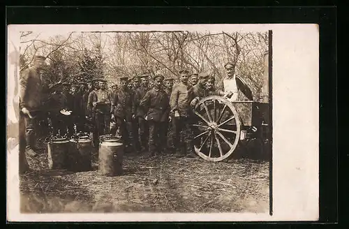 Foto-AK Schlange stehende Soldaten bei der Feldküche