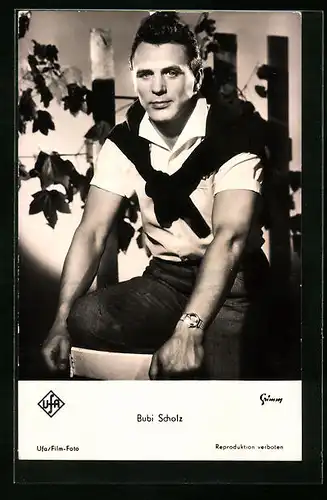 AK Boxer und Schauspieler Bubi Scholz an einem Stuhl
